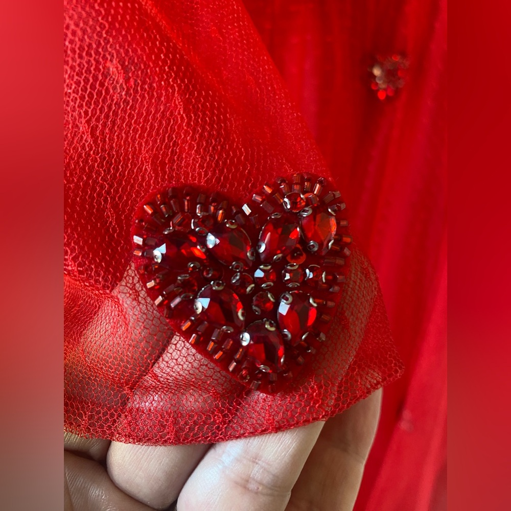 Teuta Matoshi Draped Heart Dress size 6 pristine condition
Beautiful red - Picture 7 of 16